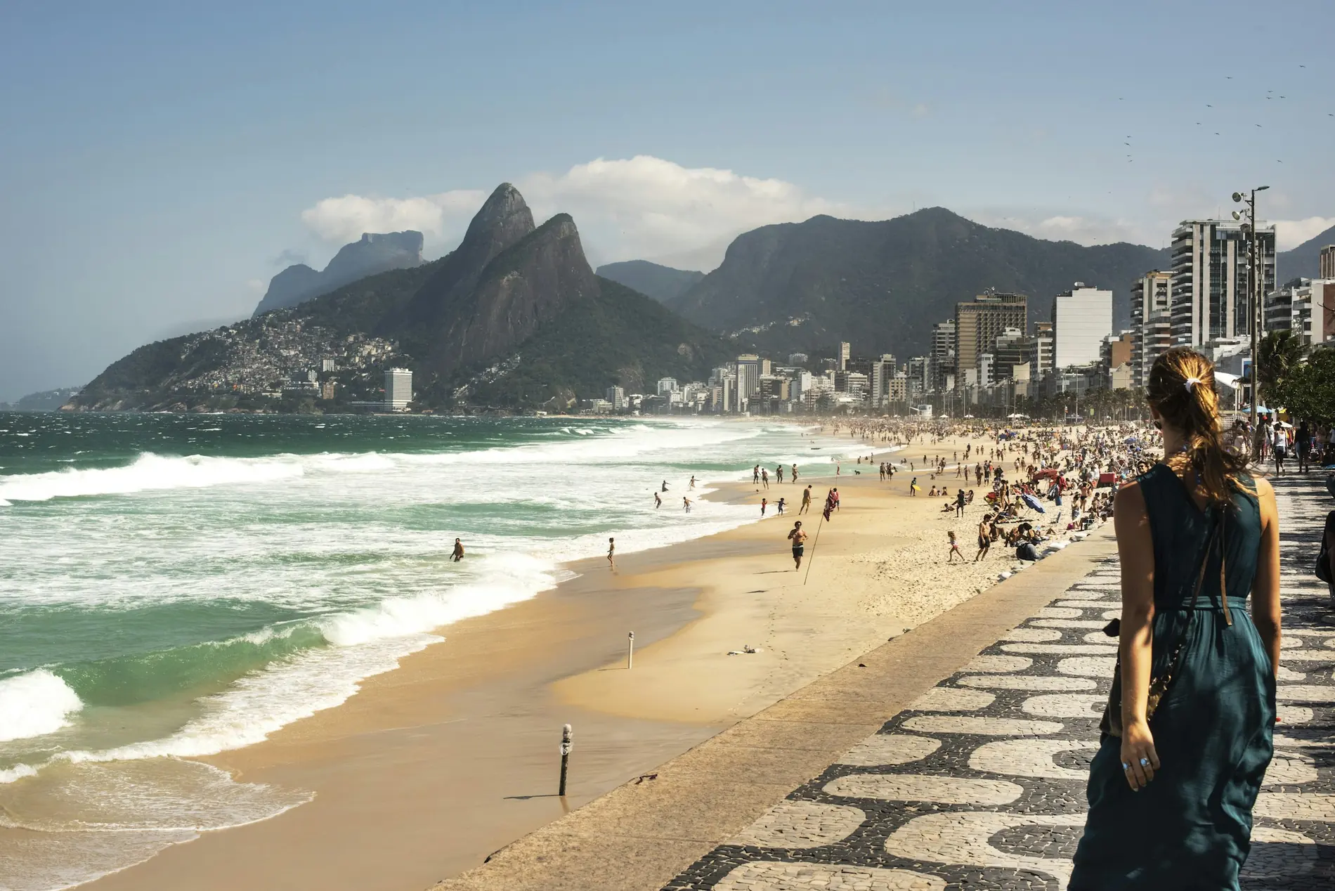 Calçadão de Ipanema com o Dois Irmãos ao fundo
