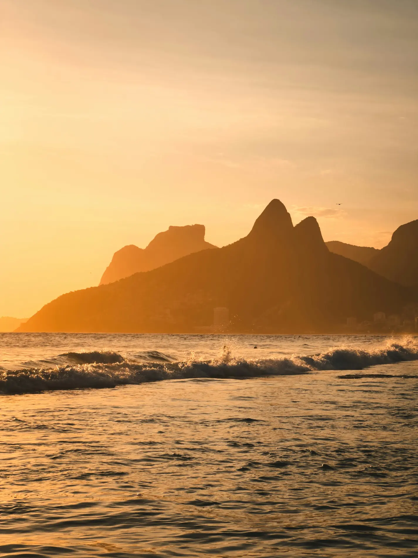 Morro Dois Irmãos contra o céu dourado